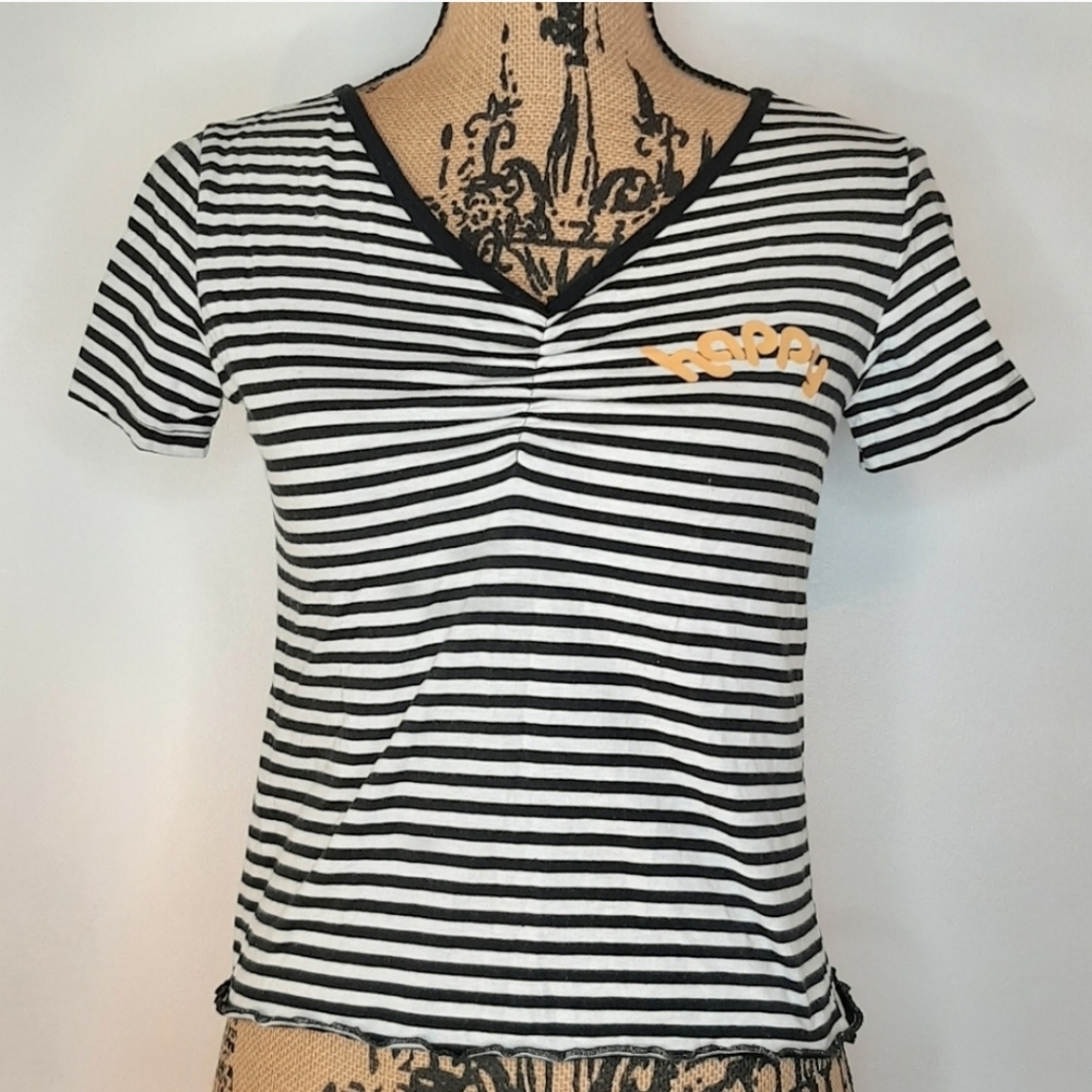 🖤🤍 “Happy” V-Neck Tee · Karma · Size Small